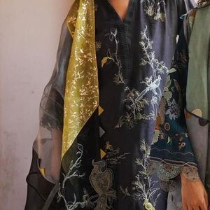 Elegant Black and Green Women's Scarf